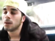 Молодой испанский гей дрочит свой член и отсасывает в автомобиле