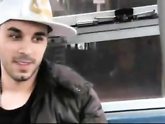 Молодой испанский гей дрочит свой член и отсасывает в автомобиле