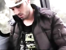 Молодой испанский гей дрочит свой член и отсасывает в автомобиле