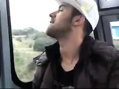 Молодой испанский гей дрочит свой член и отсасывает в автомобиле