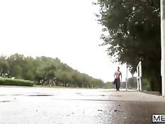 Мускулистый голубой парень сел в машину и трахнулся с водителем