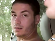 Мускулистый голубой парень сел в машину и трахнулся с водителем