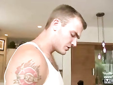 Мускулистый голубой парень сел в машину и трахнулся с водителем