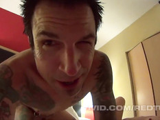 Парень с татуировками на кровати отъебал даму с маленькой грудью