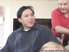 Мужчина вместе с красивой женой блондинкой пришёл на свинг пати