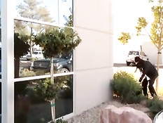 Полицейская Emma Heart занимается групповым сексом с мужиками