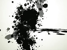 Молодая голая блондинка прогуливается по городу смущая прохожих