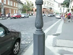 Молодая голая блондинка прогуливается по городу смущая прохожих