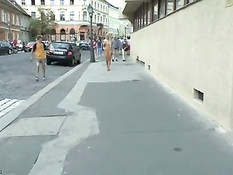 Молодая голая блондинка прогуливается по городу смущая прохожих
