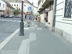 Молодая голая блондинка прогуливается по городу смущая прохожих