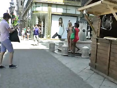 Молодая голая блондинка прогуливается по городу смущая прохожих