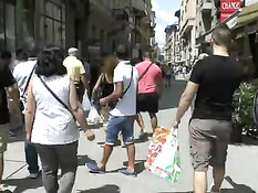 Молодая голая блондинка прогуливается по городу смущая прохожих