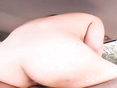 Токийская девушка занимается сексом с парнем прямо в автомобиле