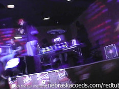 Полуголые девчонки танцуют и занимаются сексом в ночном клубе