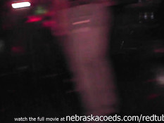 Полуголые девчонки танцуют и занимаются сексом в ночном клубе