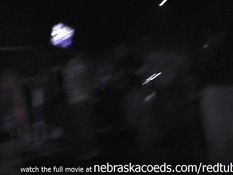 Полуголые девчонки танцуют и занимаются сексом в ночном клубе