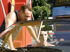 Французские девушки занимаются сексом с водителями автомобилей