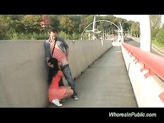 Худая брюнеточка отсасывает член и трахается с мужиком на улице