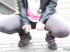 Девка с розовыми волосами Dolly Kitten писает в публичных местах