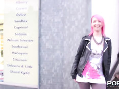 Девка с розовыми волосами Dolly Kitten писает в публичных местах