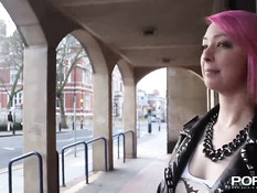 Девка с розовыми волосами Dolly Kitten писает в публичных местах