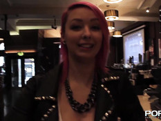 Девка с розовыми волосами Dolly Kitten писает в публичных местах