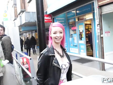 Девка с розовыми волосами Dolly Kitten писает в публичных местах