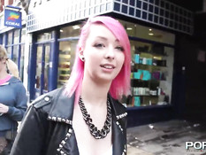Девка с розовыми волосами Dolly Kitten писает в публичных местах