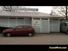 Брюнеточка отсасывает и дрочит член приятелю на лестнице у реки