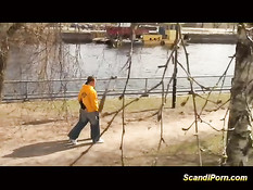 Брюнеточка отсасывает и дрочит член приятелю на лестнице у реки