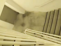 Молодая сучка Staci Silverstone ебётся со своим парнем на лестнице