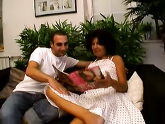 Старая брюнетка сделала минет и трахнулась с молодым любовником