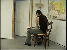 Горячая русская мамочка садится на лицо и член молодого паренька