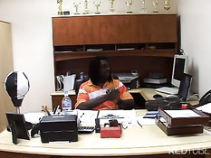 Чёрная пышка Vanity Cruz дрочит негру член и трахается на диване