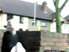 Светловолосая любительница раздевается и мастурбирует у дороги