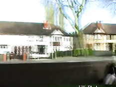 Светловолосая любительница раздевается и мастурбирует у дороги