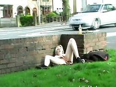 Светловолосая любительница раздевается и мастурбирует у дороги