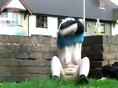 Светловолосая любительница раздевается и мастурбирует у дороги