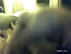 Бойфренд оттрахал молодую подругу на кровати и кончил на живот