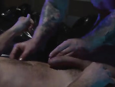 Геи с татуировками на полу делают друг дружке минет и анилингус