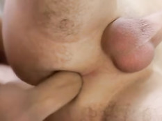 Два молодых гея просыпаются и дрочат друг другу член на кровати