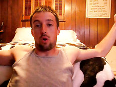 Голубой мужчина включает видеокамеру и трахает себя фаллосом