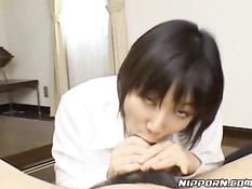 Азиатская любовница снимает с парня трусы и отсасывает его член