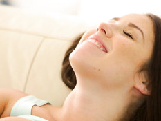 Молодой человек сделал любимой куннилингус и дал пососать член