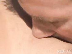 Мужчина надел презерватив и оттрахал страстную подружку в анус