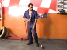 Блондинка Morgana Dark на мотоцикле оттрахана в анус и влагалище