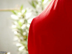 Блондинка в красном платье Lucy Heart ебётся с двумя любовниками