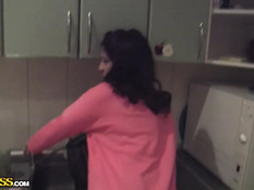 Сексуальная русская девчонка разрешила парнишке кончить в неё