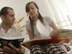 Русская студентка в клетчатых гольфах трахалась с преподавателем