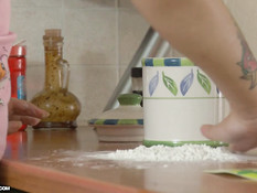 Молодой человек на кухне оттрахал раком юную русскую брюнетку